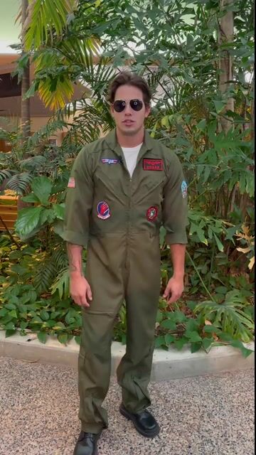 Take your Halloween look to new heights with this exclusive Men's Top Gun Premium Flight Suit Costume! Slip into this iconic outfit and feel like you're soaring on cloud 9.
