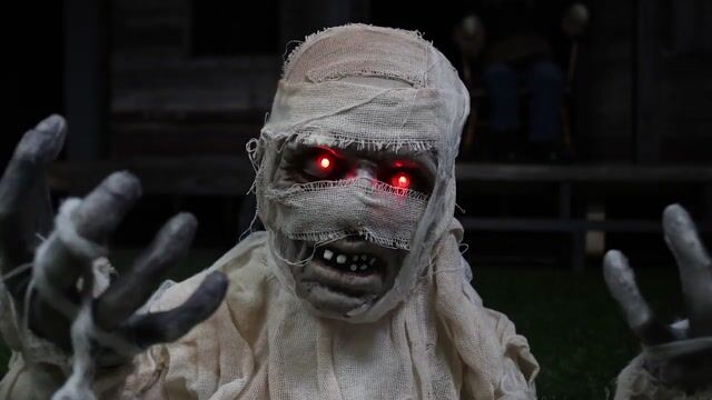 FUN3009 Life-Size Animated Groundbreaker Mummy Decoration